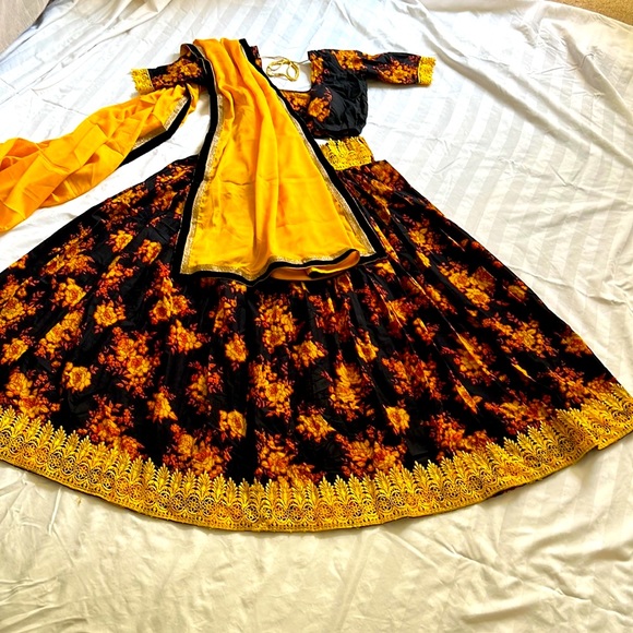 Chaniya choli with dupatta, can fit to girl size 14-16 or for women’s size small